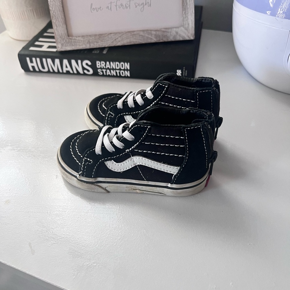 Assorted toddler size 6 shoes - Picture 4 of 8